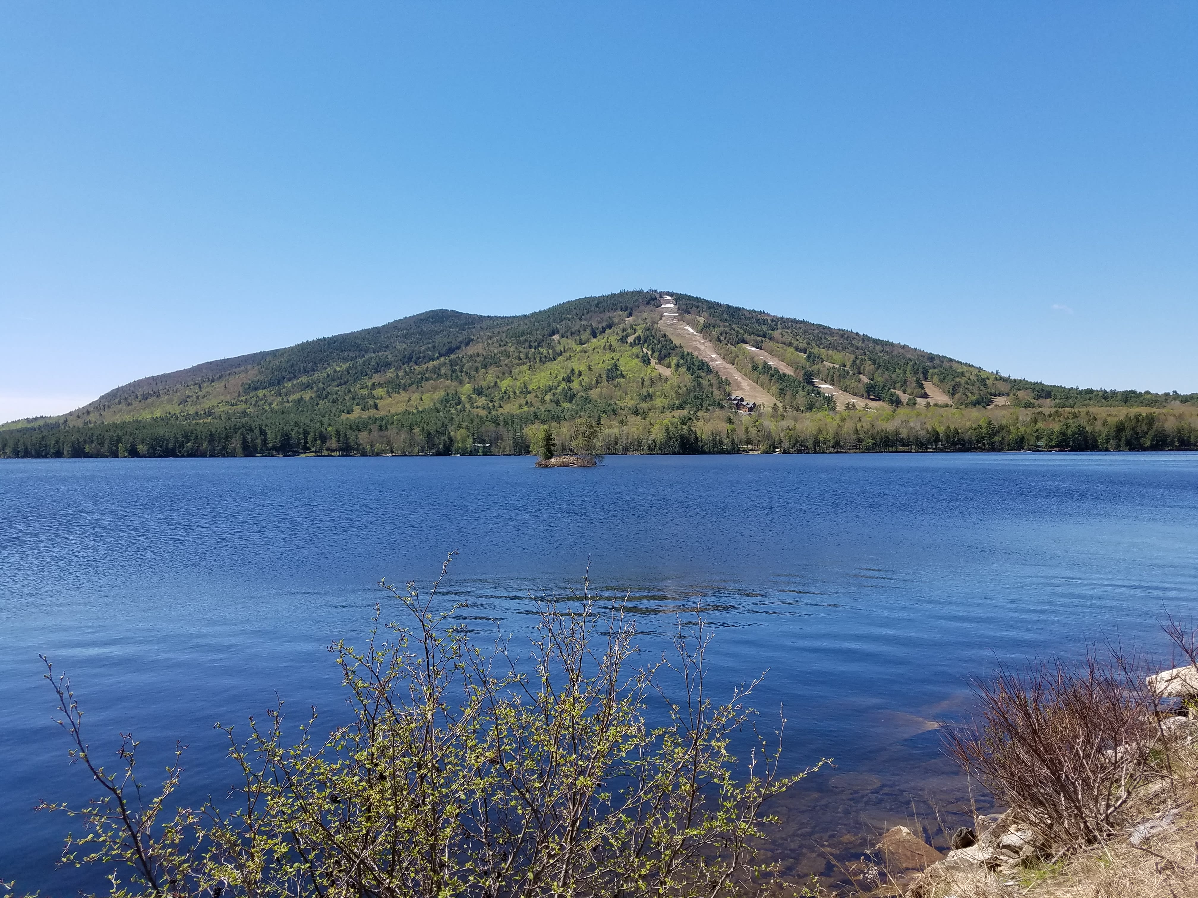 inception-app-prod/MThkNjVjMzAtMThiMy00NjIwLTk4MGEtNTMyZjgzYzcwZWUw/content/2018/07/Moose Pond-2.jpg