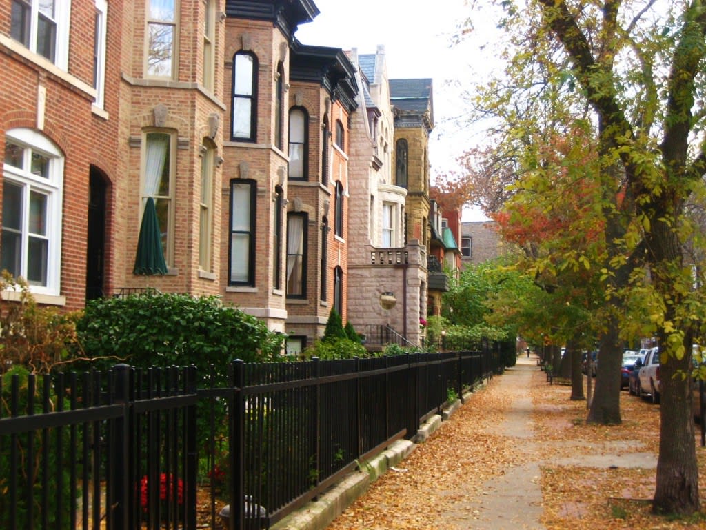 inception-app-prod/MWU5MmJjNTQtMjJhOS00MzRmLWIxMGYtMjUyYmIxMzlkYWJi/content/2018/10/LP-Chicago-Fall-Brownstones-1024x768-013350.jpg