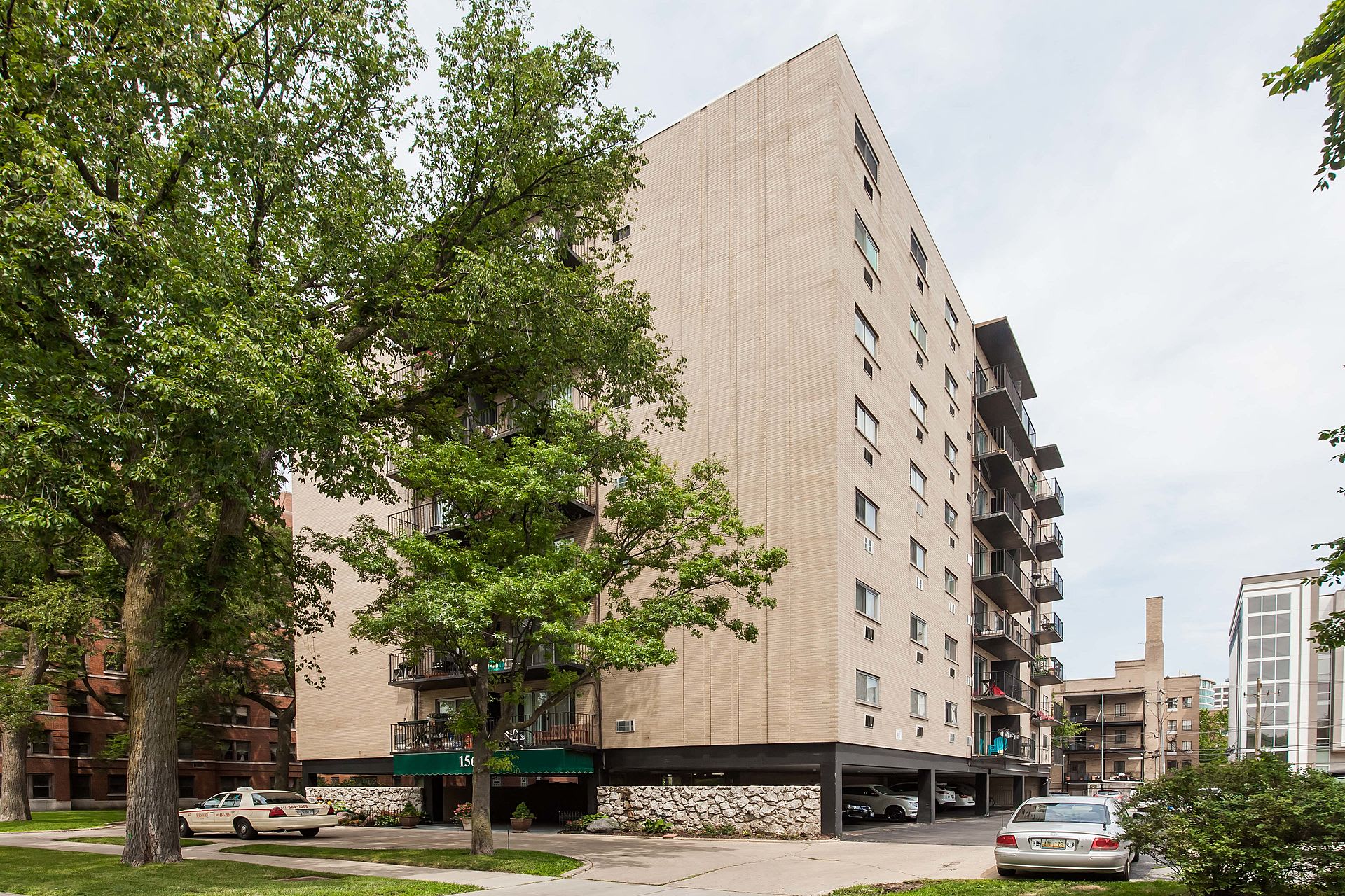 Just Sold: 1567 Ridge Ave #605, Evanston, IL 60201 inception-app-prod/MWU5MmJjNTQtMjJhOS00MzRmLWIxMGYtMjUyYmIxMzlkYWJi/content/2018/10/ext2-100831.jpg
