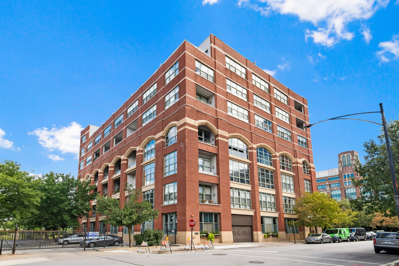 2001 S Calumet Ave Unit 206, Chicago, IL 60616 inception-app-prod/MWU5MmJjNTQtMjJhOS00MzRmLWIxMGYtMjUyYmIxMzlkYWJi/content/2023/03/07aa1c45b3001ce17cd476da2e7abf7d63cc42eb.jpeg