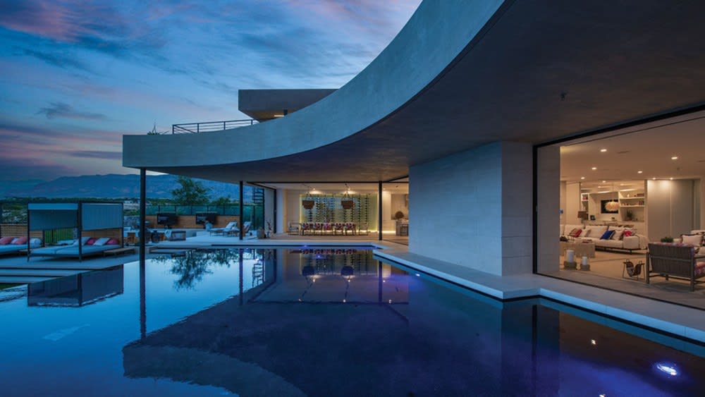 Las Vegas Luxury Real Estate Boom inception-app-prod/MjYxYzE3ZGEtMWZlNS00Zjg3LTk3ZTUtZWVhNTYzYmFmNTE4/content/2023/10/339a599e902469b49818c458590cff5cf10f8294.jpg