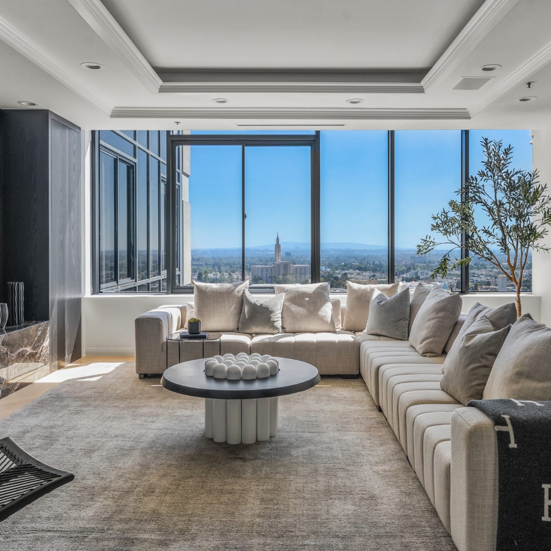 Luxury Real Estate inception-app-prod/MjYxYzE3ZGEtMWZlNS00Zjg3LTk3ZTUtZWVhNTYzYmFmNTE4/content/2025/10/01070f4f1223e9d00baf568ce1c6556c3795ff52.png