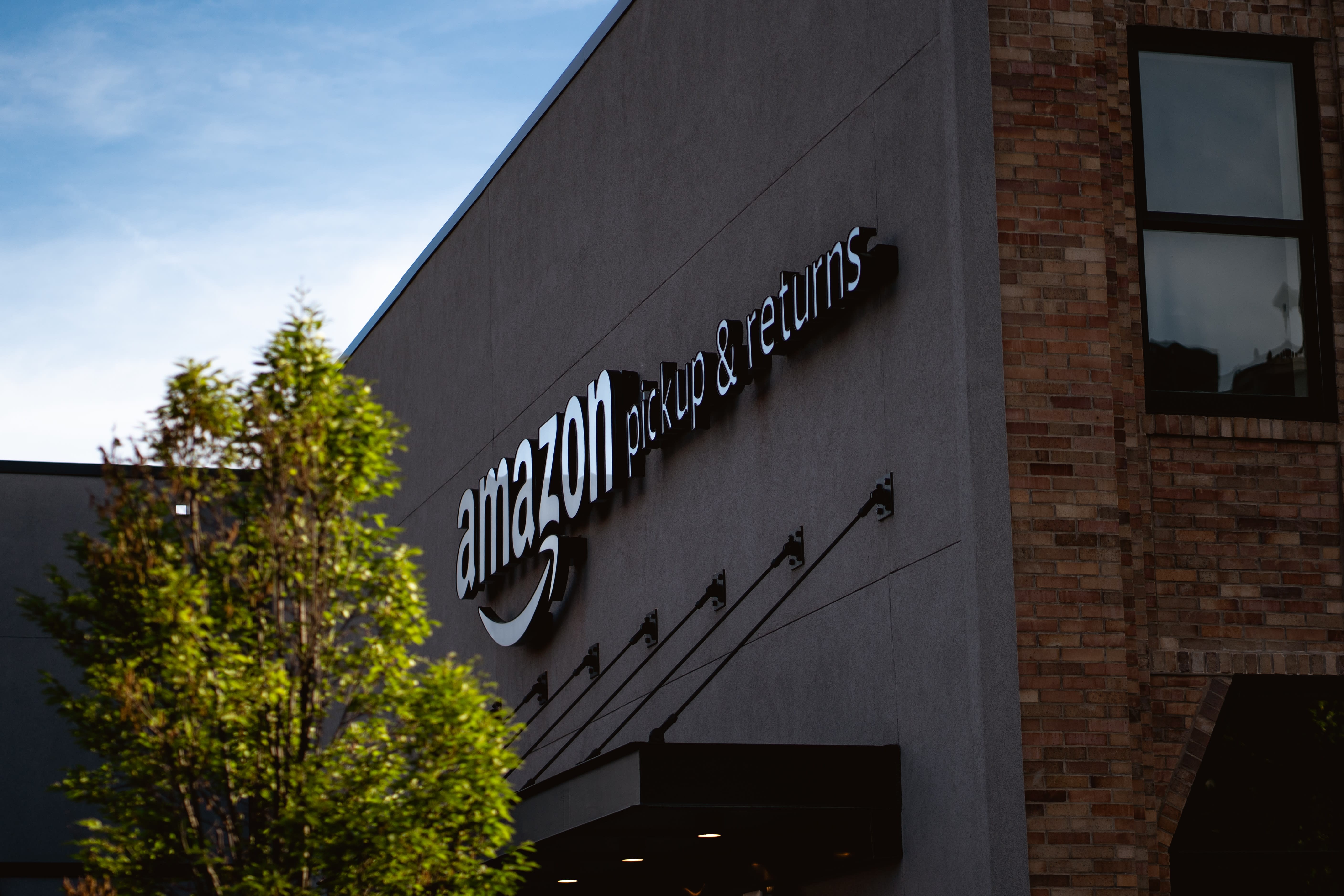 Amazon & Sunrun Gobble Up Office Space In Denver inception-app-prod/MmIxZmU0ZTctMzlhOS00NThkLWJjY2QtYjUxNjAxODExMzZk/content/2019/06/Amazon.jpg