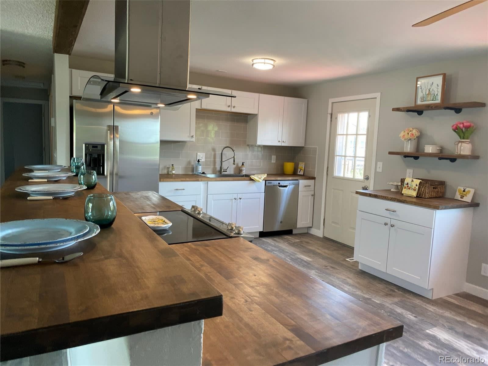 Updated Arvada Home: Room For Rent inception-app-prod/MmIxZmU0ZTctMzlhOS00NThkLWJjY2QtYjUxNjAxODExMzZk/content/2020/08/6464quitman-kitchen2.jpeg