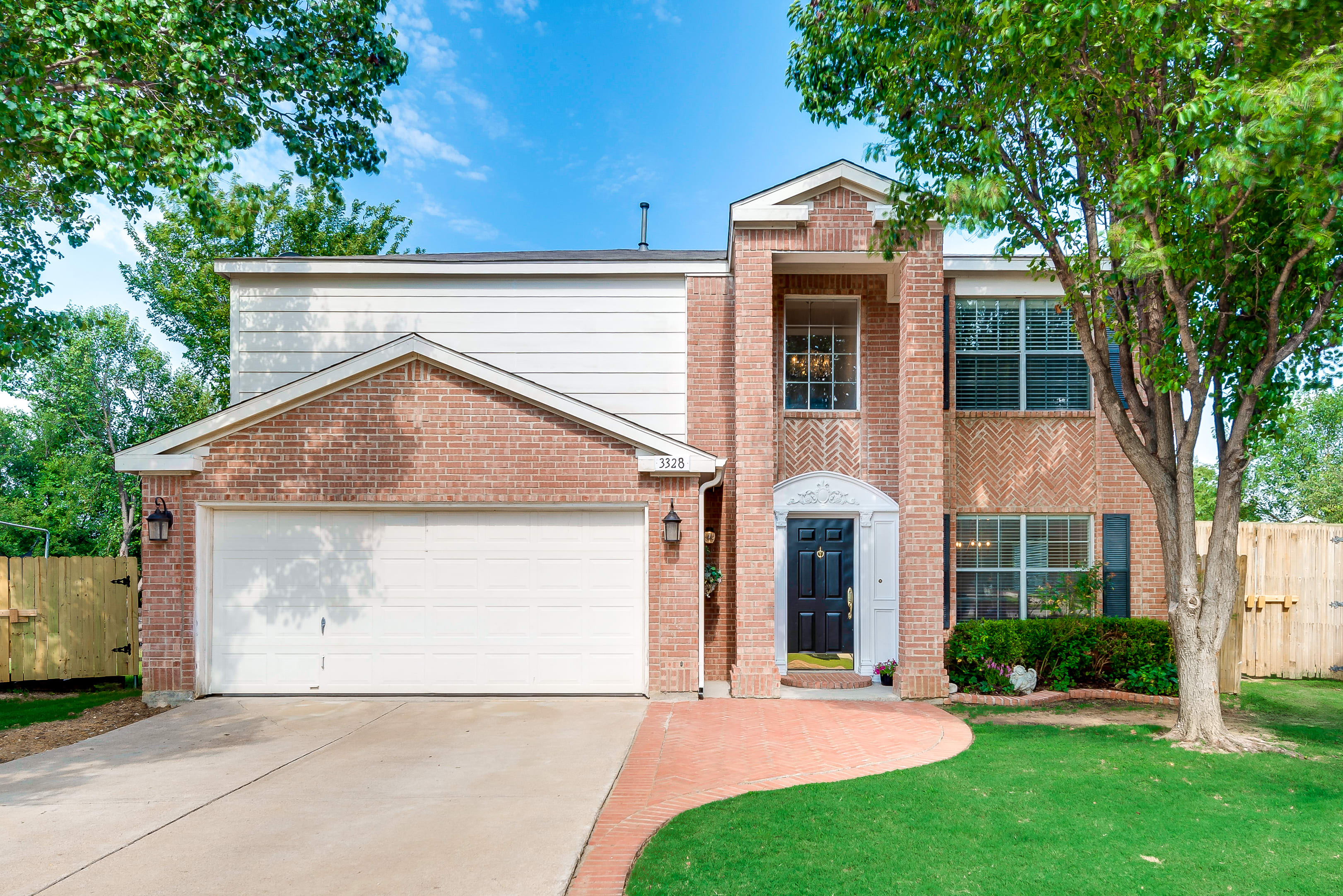 inception-app-prod/MmNhZDM5OTctMmY1ZS00NDNiLWExYWItMTc1ZWM2NmYwMGE2%2Fcontent%2F2017%2F06%2F3328 Bent Creek Dr _ 02-3.jpg