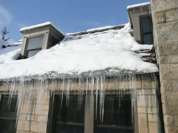 Ice Damming inception-app-prod/MmY5M2U1OGEtMGFhMS00OGJkLWEyMDAtZmRlYWNkNmM2YmQx/content/2018/08/Ice_dam_slate_roof-web-350x262.jpg