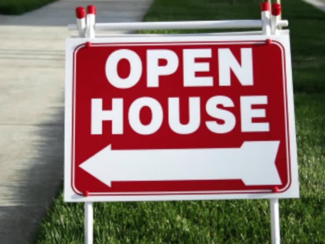 inception-app-prod/MzA4MDg4OWYtYzkzMi00MTQ3LTkwYWMtZGU0MTc0NjVkYTg5/content/2016/09/Mindy Sylvester open house sign-2.jpg