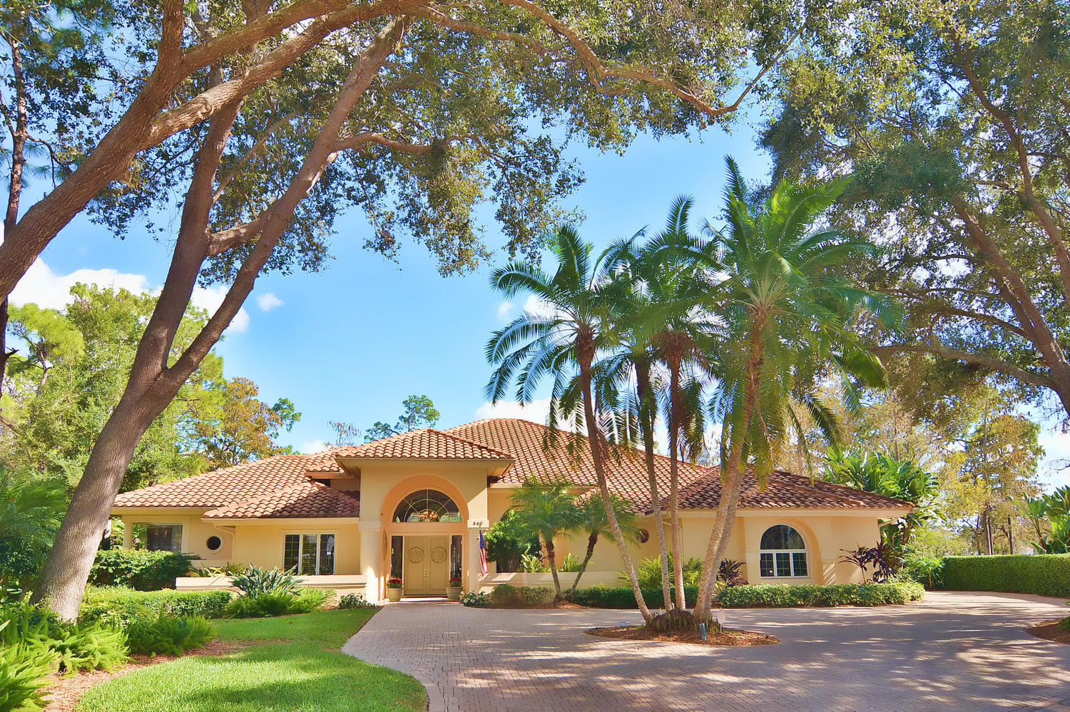 Newest Luxury Listing To Come To The Naples Real Estate Market inception-app-prod/MzA4MDg4OWYtYzkzMi00MTQ3LTkwYWMtZGU0MTc0NjVkYTg5/content/2017/01/Thomas 446 Rosemeade Ext.jpg