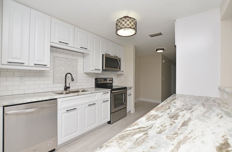 inception-app-prod/MzA4MDg4OWYtYzkzMi00MTQ3LTkwYWMtZGU0MTc0NjVkYTg5/content/2017/07/Outrigger Kitchen.jpg