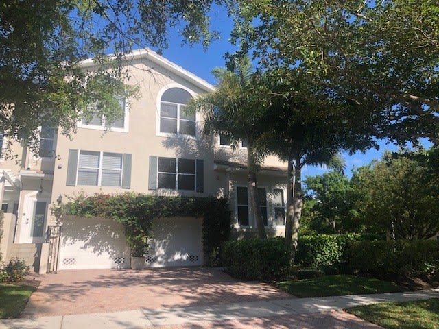 JUST SOLD IN PERGOLA VILLAS OLDE NAPLES inception-app-prod/MzA4MDg4OWYtYzkzMi00MTQ3LTkwYWMtZGU0MTc0NjVkYTg5/content/2020/03/front-of-house-2.jpg