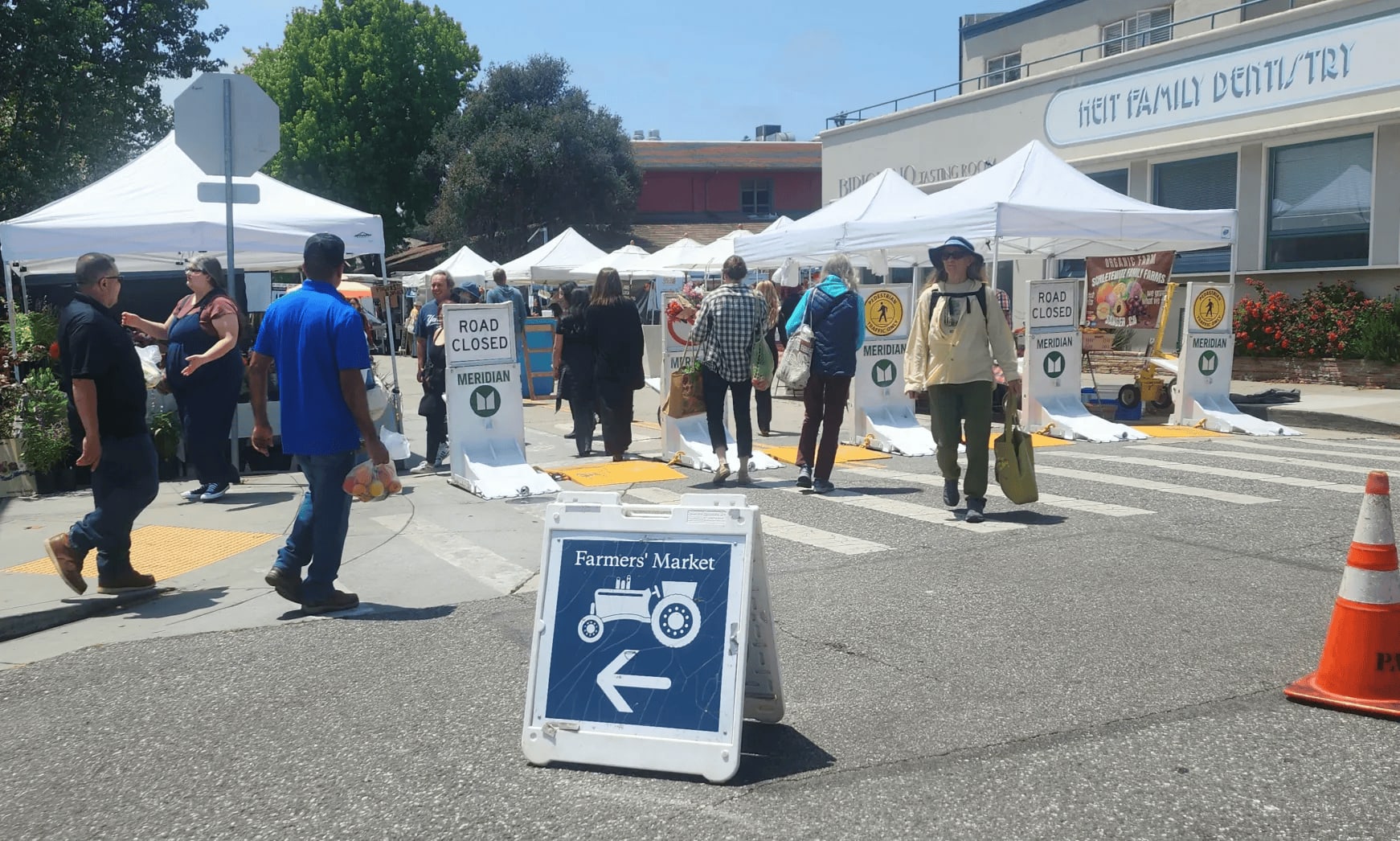 Downtown Santa Cruz Farmers Market makes debut at new location inception-app-prod/MzNhYTIwZTEtOWI0MC00ODk3LWFjODAtYmZhOTNmNmUxNjVj/content/2025/06/17da908f27673362b9443c132d91942623a42e42.png