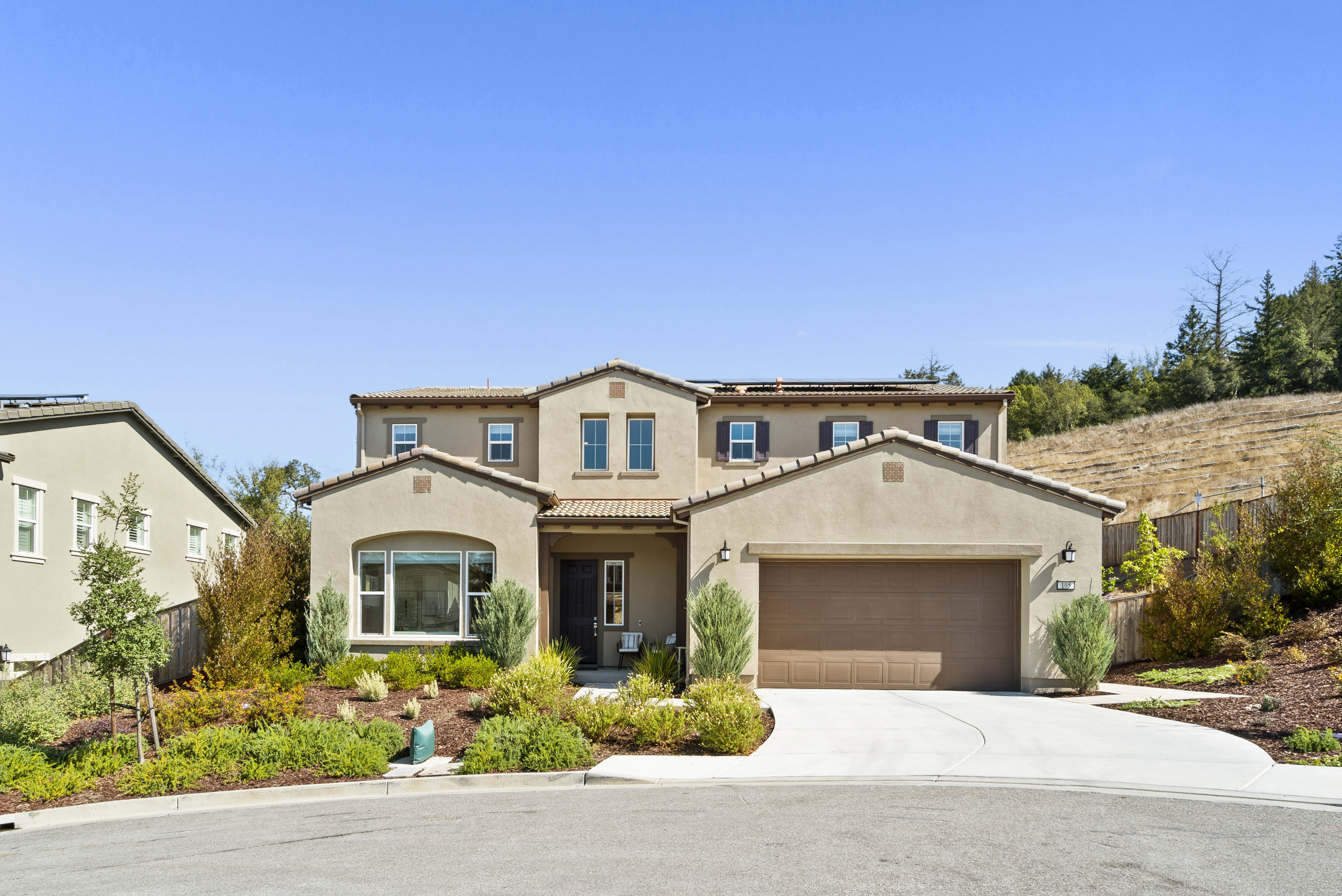 JUST LISTED — 105 Shady Oak Way inception-app-prod/MzNhYTIwZTEtOWI0MC00ODk3LWFjODAtYmZhOTNmNmUxNjVj/content/2025/09/b2ad4eabdfefcb79531717994b9c99aa35cbe4a1.jpg