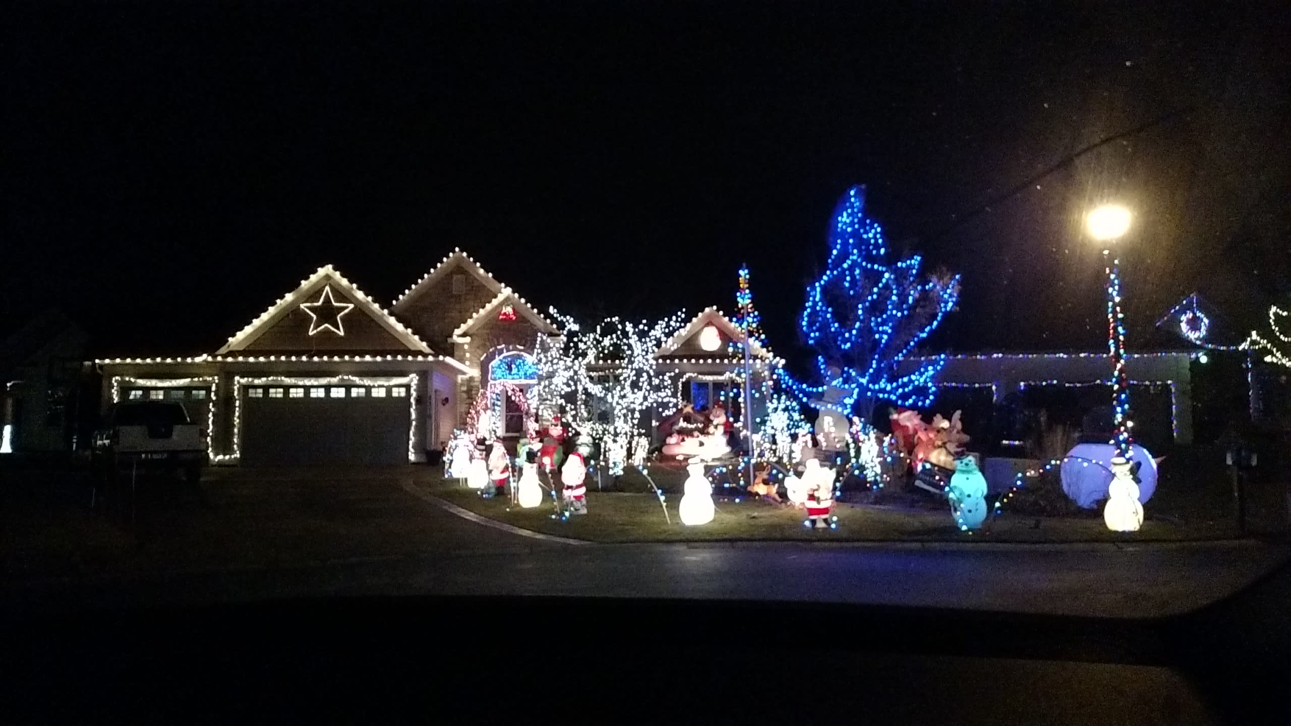 inception-app-prod/Mzk4NDIzMmQtZDE4NC00ZjQwLWIxZTctN2NiMjY4MTg4MDI3/content/2015/12/ClearwaterCreek-HolidayLights-LinoLakes.jpg