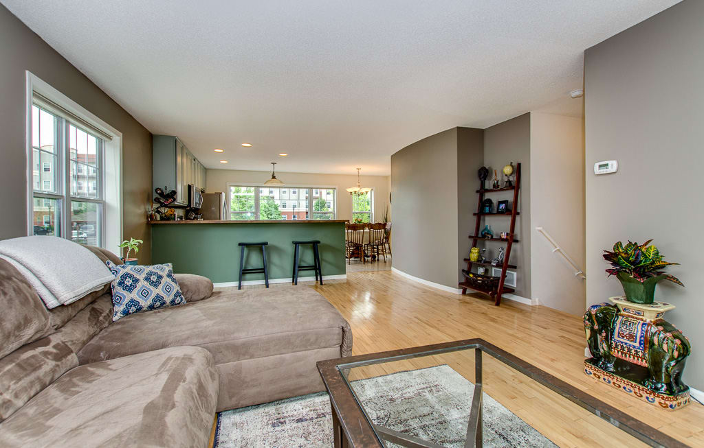 inception-app-prod/Mzk4NDIzMmQtZDE4NC00ZjQwLWIxZTctN2NiMjY4MTg4MDI3/content/2016/07/Living room kitchen 1811 3rd St NE%2C Minneapolis