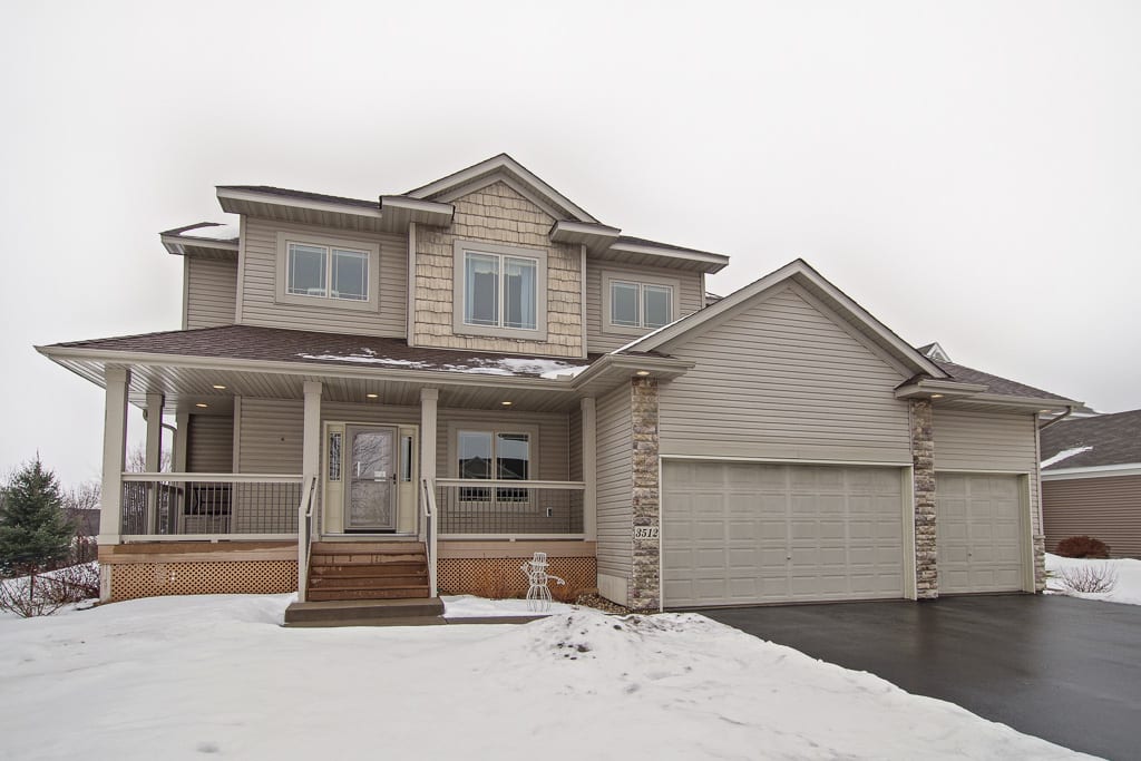 inception-app-prod/Mzk4NDIzMmQtZDE4NC00ZjQwLWIxZTctN2NiMjY4MTg4MDI3/content/2017/02/3512 NE 124th Cir Blaine  MAIN FRONT.jpg