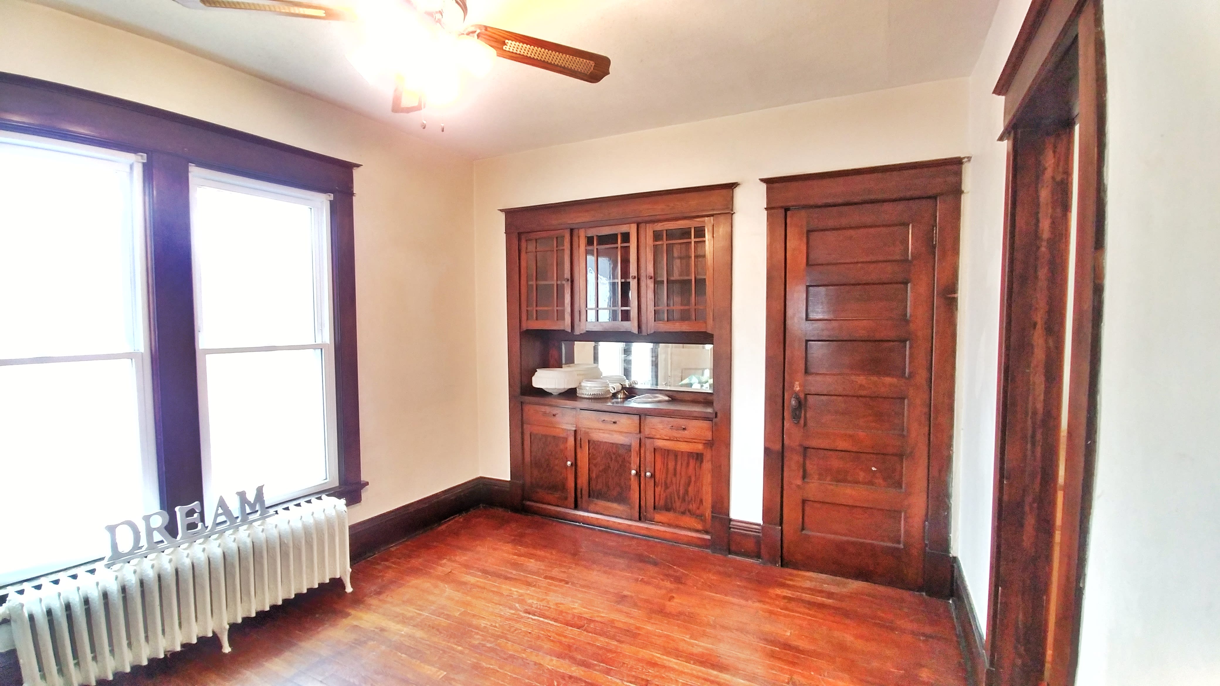 inception-app-prod/Mzk4NDIzMmQtZDE4NC00ZjQwLWIxZTctN2NiMjY4MTg4MDI3/content/2018/11/1522 Selby-hutch-dining.jpeg