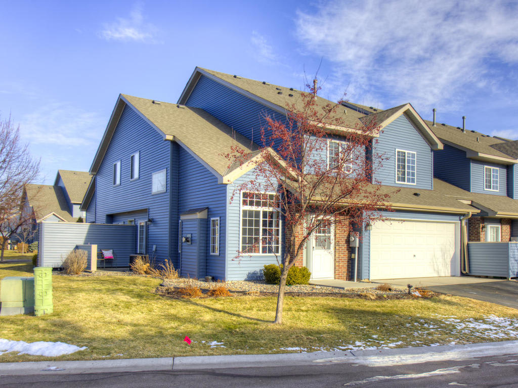 2051 Willow Cir inception-app-prod/Mzk4NDIzMmQtZDE4NC00ZjQwLWIxZTctN2NiMjY4MTg4MDI3/content/2018/12/2051 Willow Cir Centerville MN-020-1-Front-MLS_Size.jpg