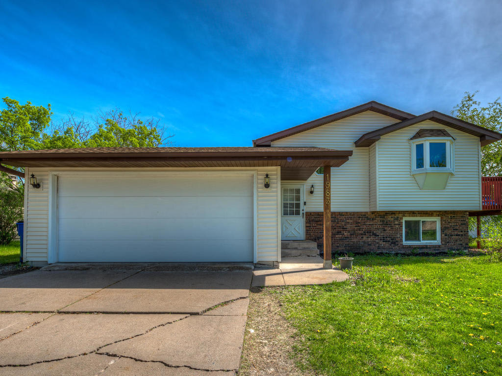 inception-app-prod/Mzk4NDIzMmQtZDE4NC00ZjQwLWIxZTctN2NiMjY4MTg4MDI3/content/2019/05/1983 Robin Ln S Centerville MN-001-12-Front of Home-MLS_Size.jpg