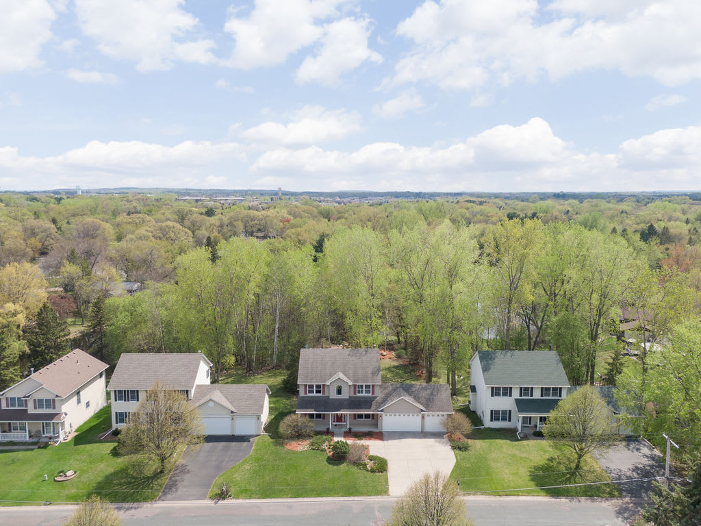 inception-app-prod/Mzk4NDIzMmQtZDE4NC00ZjQwLWIxZTctN2NiMjY4MTg4MDI3/content/2019/05/2331 Interlachen Dr 1.jpg