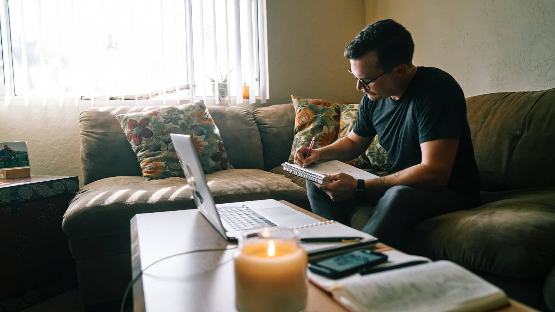 Is Buying A House Worth It If You're Single? inception-app-prod/N2QwNjRiOGEtODkzMC00YjY5LTlmYWItYzAyMDEzOGYxMWUx/content/2020/12/convertkit-nvuz36p4q4a-unsplash.jpg