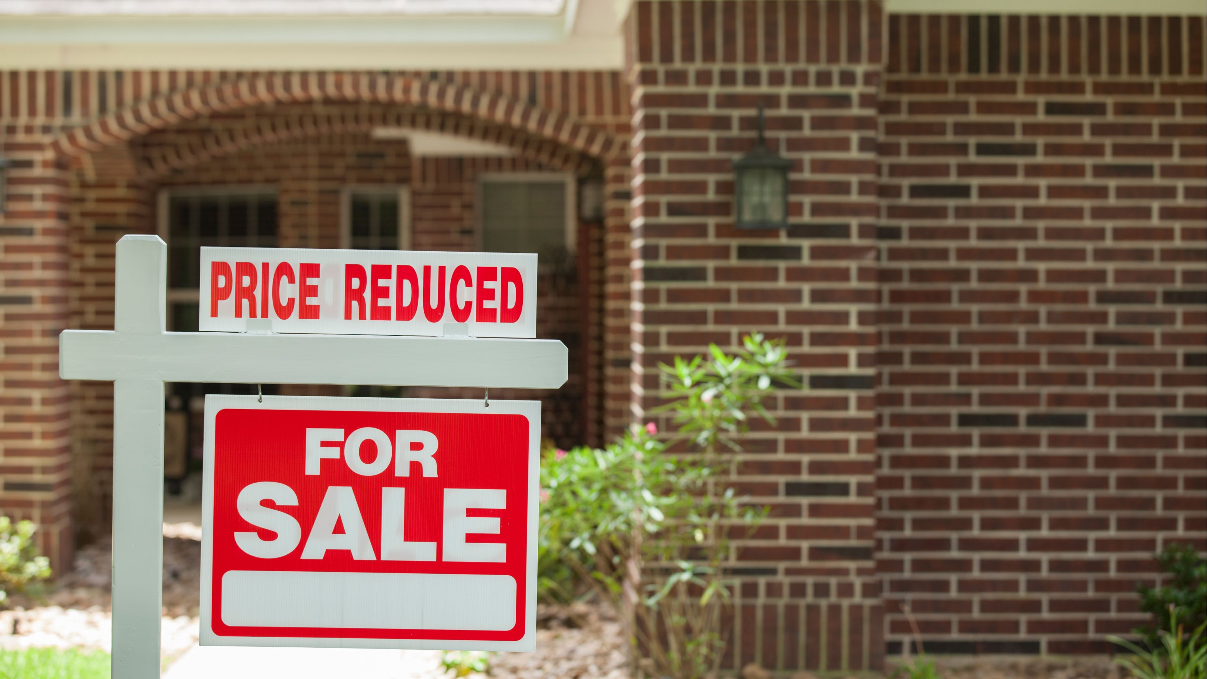 What a Price Reduction Really Tells Buyers inception-app-prod/N2VmNzViYmItNzU4OC00Y2YzLThhYmItYTBjYWM2OWFjMmZl/content/2026/08/fd49a48e9d5c900650ff625c91fca7faacb7c453.jpg