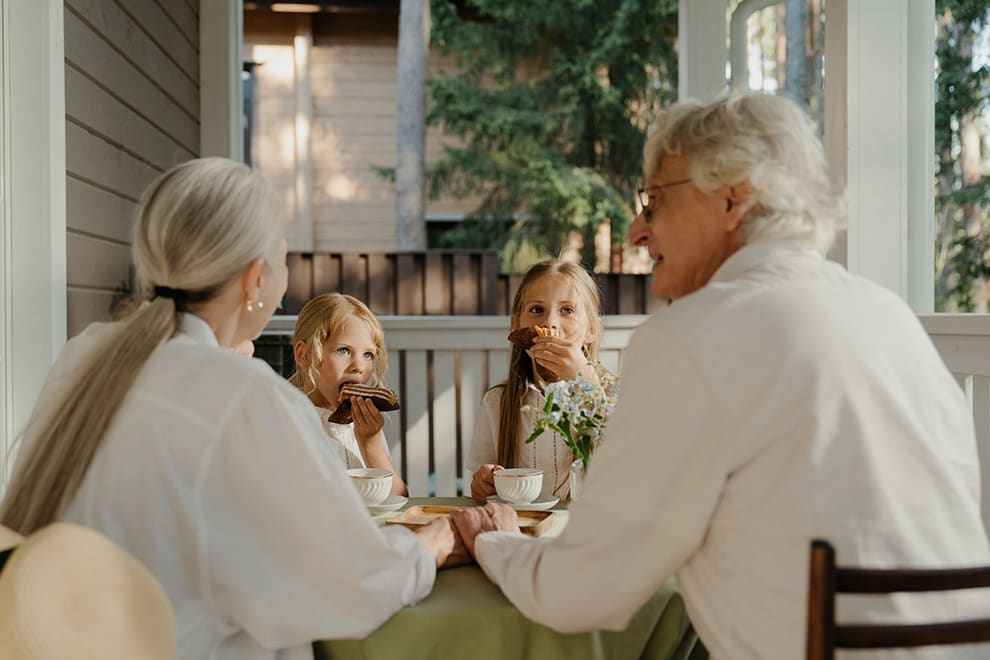 Pandemic Caused Buyers to Seek Multi-Generational Homes, Sellers to Sell Faster inception-app-prod/NDE5NjBkMjEtOWYzMy00OTYxLWIxOGMtZDQ5ZDliZTgzN2Mw/content/2021/01/multi-generational-2.jpg