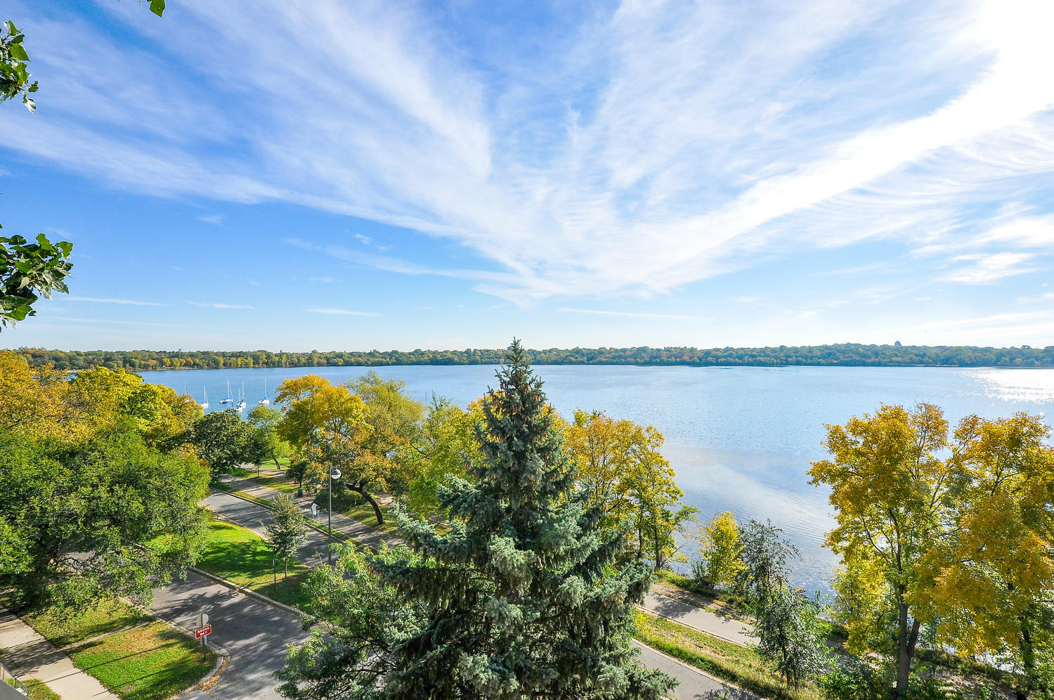 inception-app-prod/NDFiMWVlZTUtYmRmZS00NTYxLWJjOGYtNjE2MjFmZjk5NmRk/content/2017/01/4418 W Lake Harriet Pkwy-large-006-12-DSC 0454 DxO-1500x997-72dpi.jpg