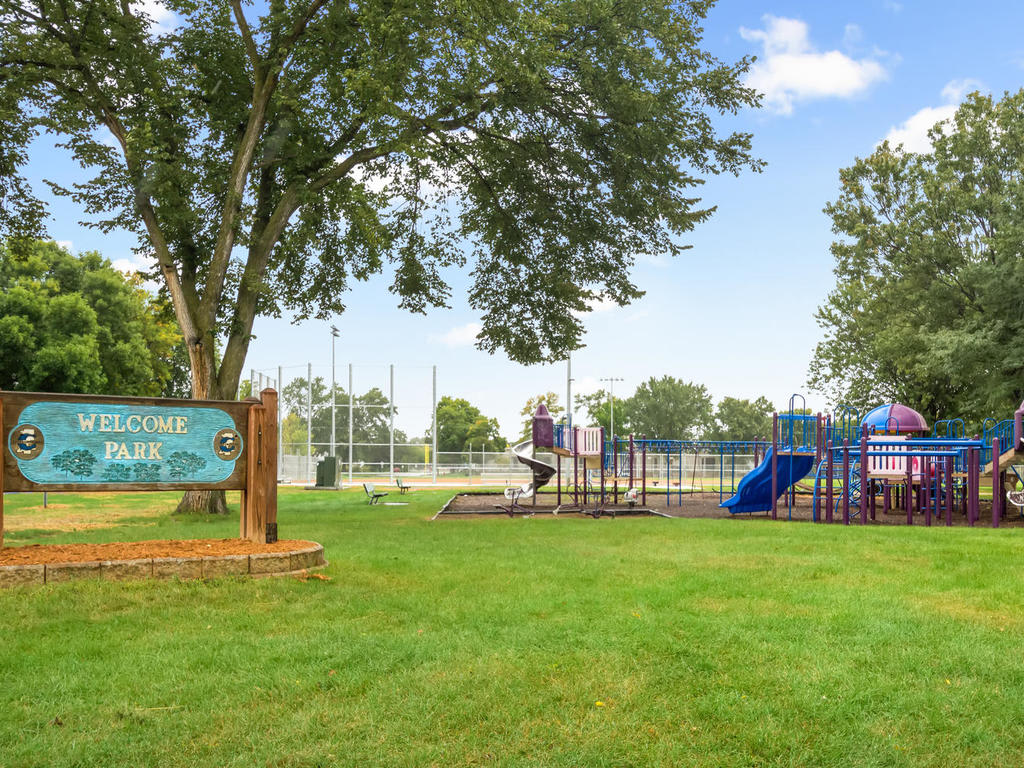 inception-app-prod/NDFiMWVlZTUtYmRmZS00NTYxLWJjOGYtNjE2MjFmZjk5NmRk/content/2018/09/4232 Zane Avenue N Crystal MN-025-20-zane ave n25-MLS_Size.jpg