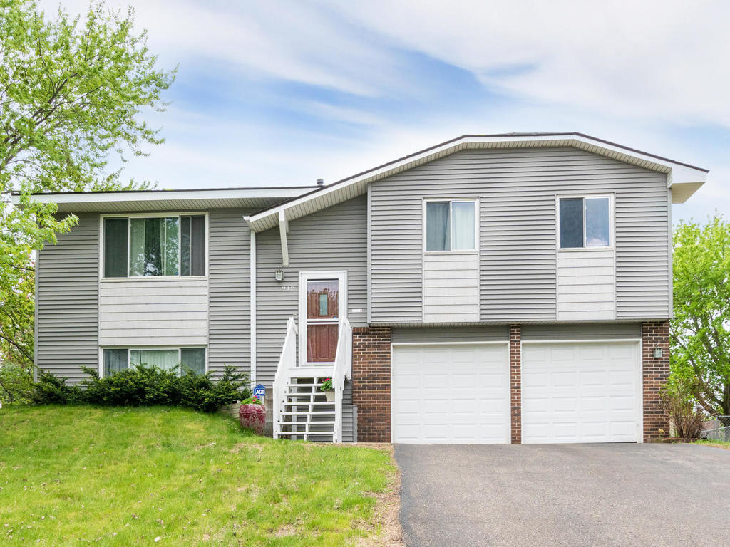 inception-app-prod/NDFiMWVlZTUtYmRmZS00NTYxLWJjOGYtNjE2MjFmZjk5NmRk/content/2019/06/1- 912 126th Avenue NE Blaine MN-001-15-Jason Kraemer Homes Team - KWCRNW-2.jpg