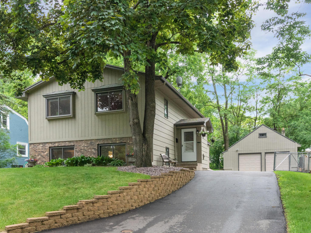 inception-app-prod/NDFiMWVlZTUtYmRmZS00NTYxLWJjOGYtNjE2MjFmZjk5NmRk/content/2019/06/3443 Zane Ave N Crystal MN-001-025-Zane Ave N-MLS_Size-2.jpg