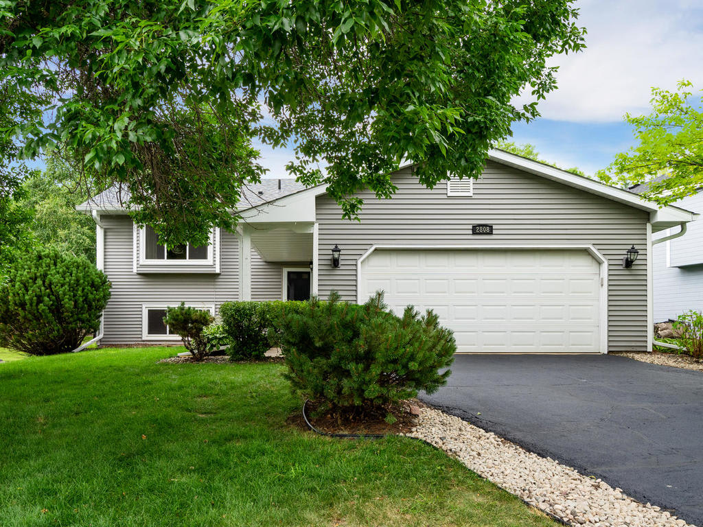 2808 Sunnyside Circle in Burnsville inception-app-prod/NDFiMWVlZTUtYmRmZS00NTYxLWJjOGYtNjE2MjFmZjk5NmRk/content/2020/07/MjgwOC1zdW5ueXNpZGUtY2lyY2xlLTAwMi0wMDEtc3Vubnlz-2.jpg
