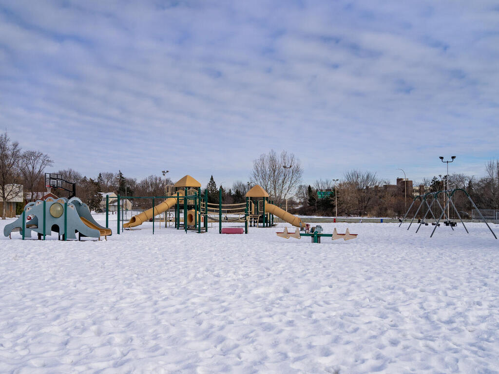 Strachauer Park inception-app-prod/NDFiMWVlZTUtYmRmZS00NTYxLWJjOGYtNjE2MjFmZjk5NmRk/content/2021/02/NjAzNy15b3JrLWF2ZW51ZS1zLWVkaW5hLW1uLTAyNS0wMjYt-2.jpg