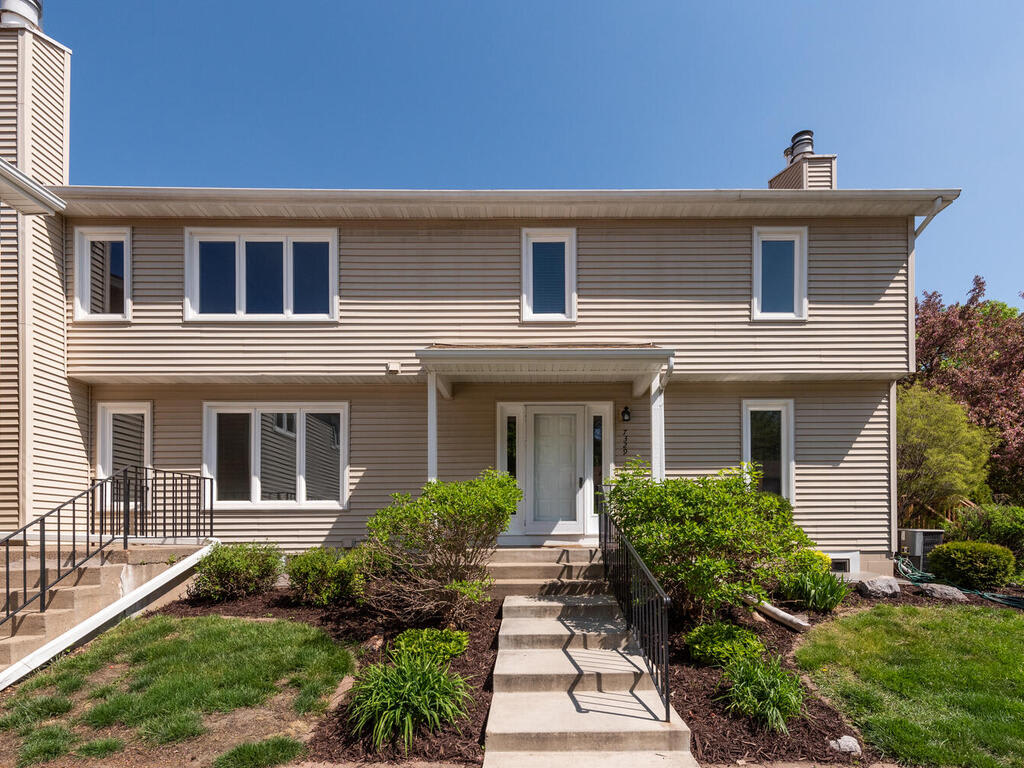 inception-app-prod/NDFiMWVlZTUtYmRmZS00NTYxLWJjOGYtNjE2MjFmZjk5NmRk/content/2021/05/7329 Woodstock Curve Bloomington MN 55438 USA-001-003-Woodstock Curve Bloomington MN 55438 1 of 25-MLS_Size%281%29.jpg