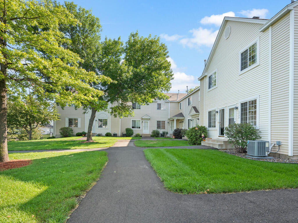 inception-app-prod/NDFiMWVlZTUtYmRmZS00NTYxLWJjOGYtNjE2MjFmZjk5NmRk/content/2021/09/13124 Murdock Terrace Eden Prairie MN 55347 USA-002-006-Murdock Terrace Eden Prairie MN 553472-MLS_Size%281%29.jpg