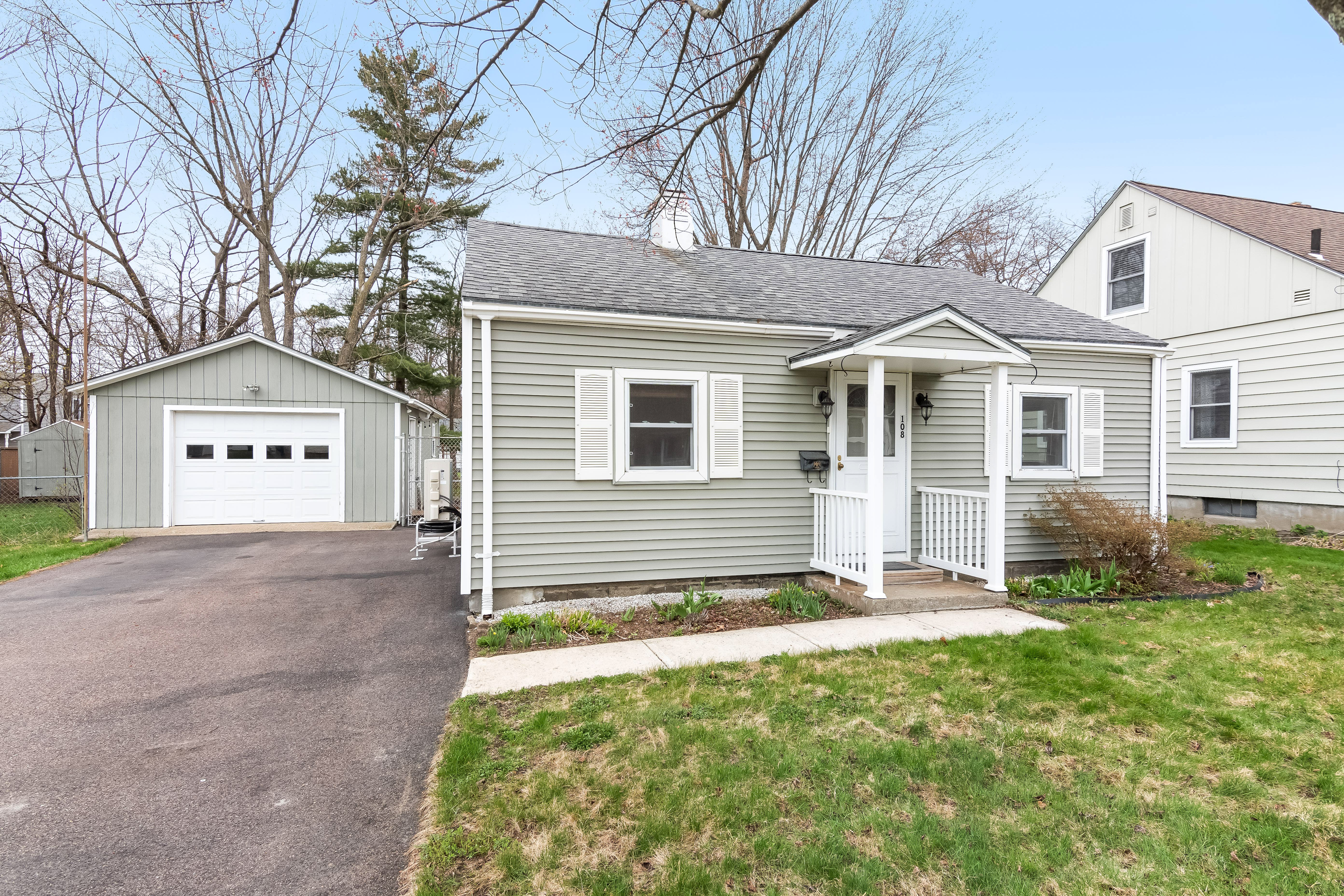 New Listing Alert! 108 Loaldo Drive, Burlington inception-app-prod/NDI2ZDBlYzAtMjg0OC00Yjc0LTg1ZTUtYTc4MWU0YzhlZjY5/content/2022/05/5317314c45fd8b563ccba023d5a2c80d86abc8d8.jpg