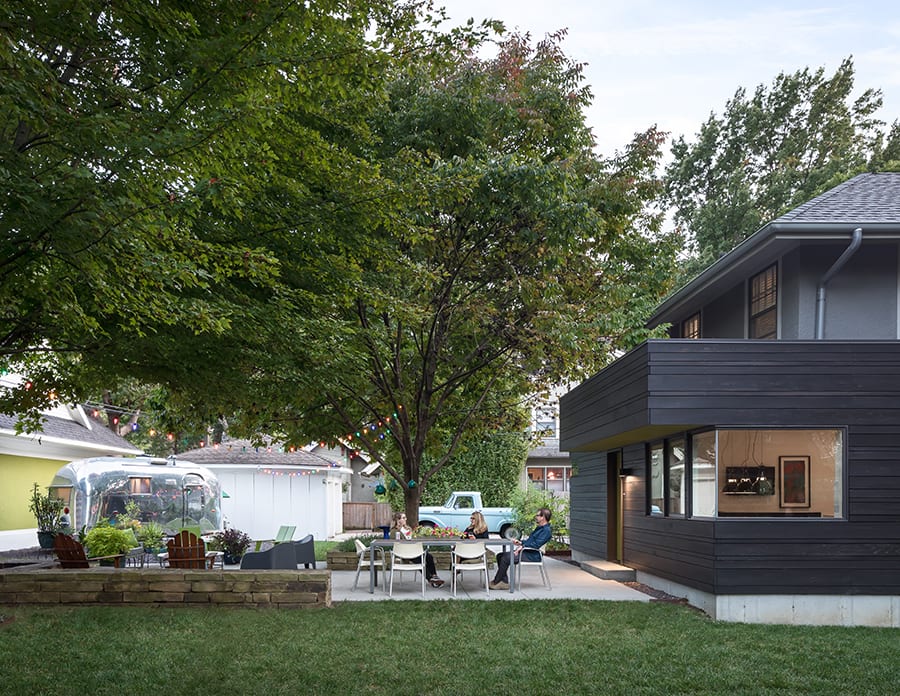 9 of the coolest homes in Kansas City inception-app-prod/NDMzODQyNDYtNTYwZS00NjU5LThkMzYtZTJiMzFhYjFiYmU4/content/2021/03/homefeature-natesheets-brookside-web2-1.jpg