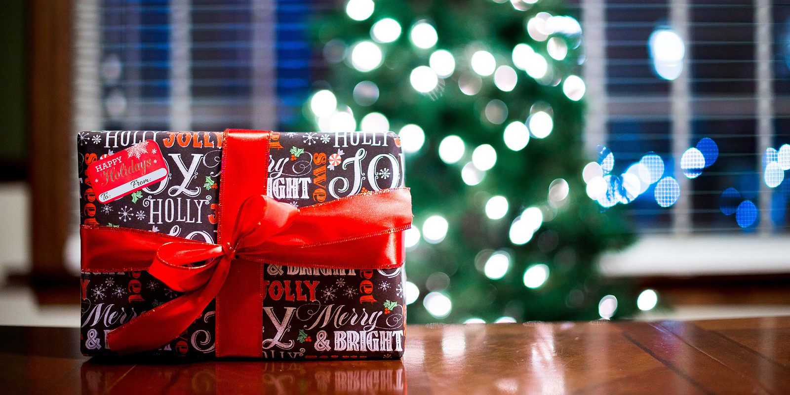 7 Great Reasons You Shouldn't Wait Until After the Holidays to Sell Your Home inception-app-prod/NDRiMTYzMDktOGY4OS00ZjBlLTk2MWYtYmRmYmVkMDk5MWZi/content/2020/12/christmas-house-gift-tree.jpg