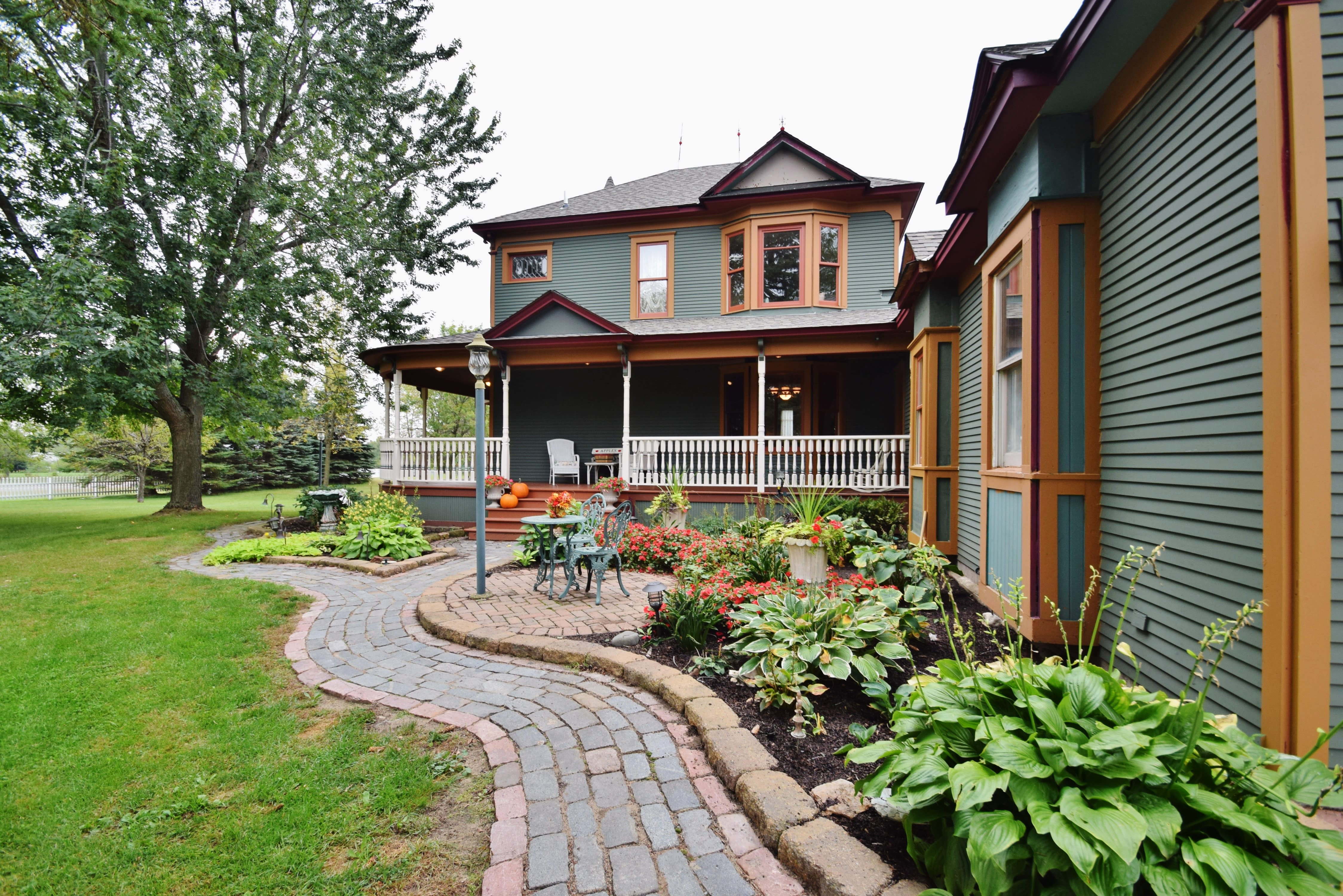 inception-app-prod/NDRkOWQ0NmUtZTM1Yi00MzU1LTllMjctYzEzNzg4NDFiZGVi%2Fcontent%2F2016%2F03%2FClassic Victorian home in Nowthen for sale cobblestone walkway.JPG