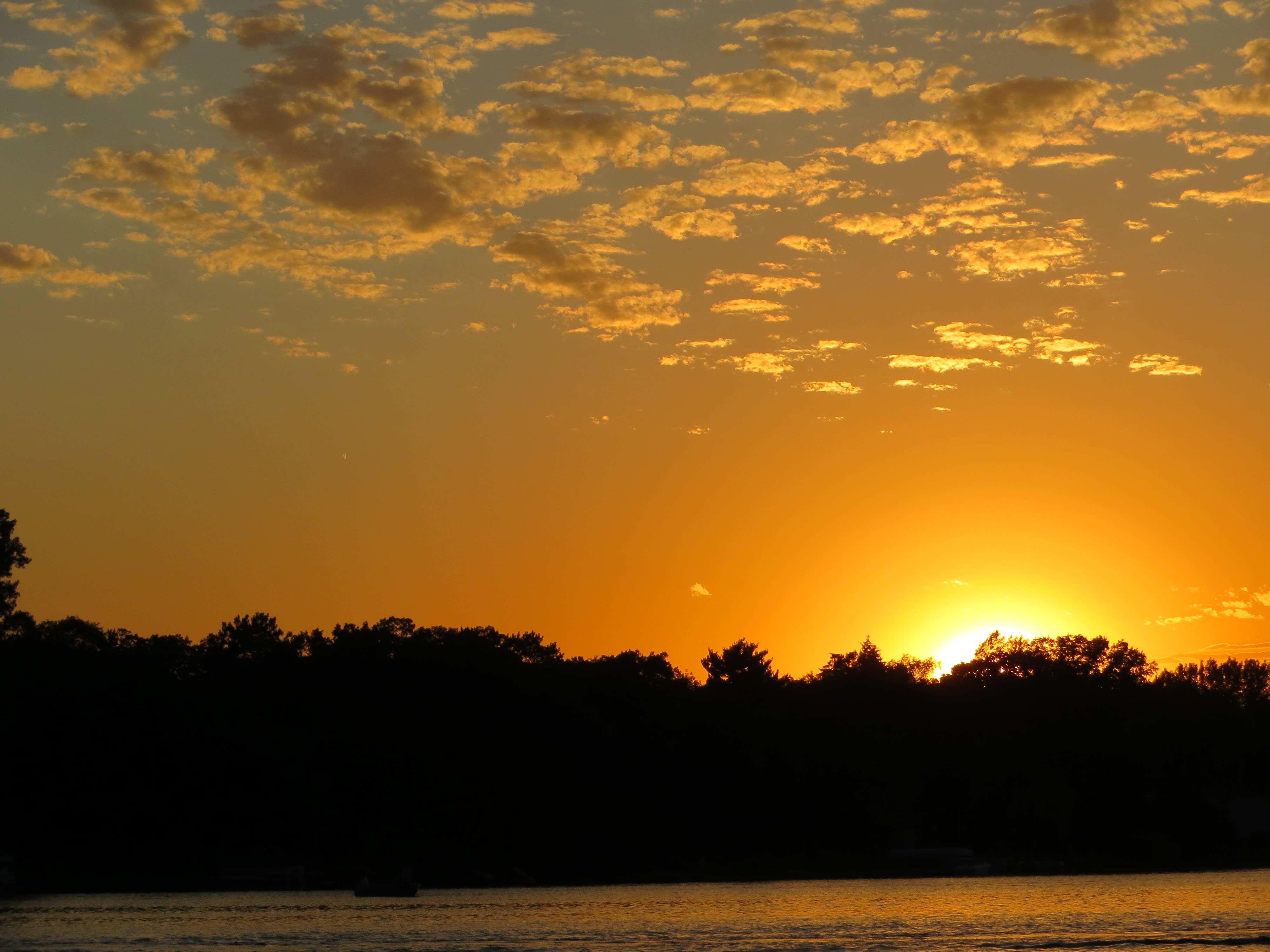 inception-app-prod/NDRkOWQ0NmUtZTM1Yi00MzU1LTllMjctYzEzNzg4NDFiZGVi/content/2016/05/Cloudy sunset on lake.JPG