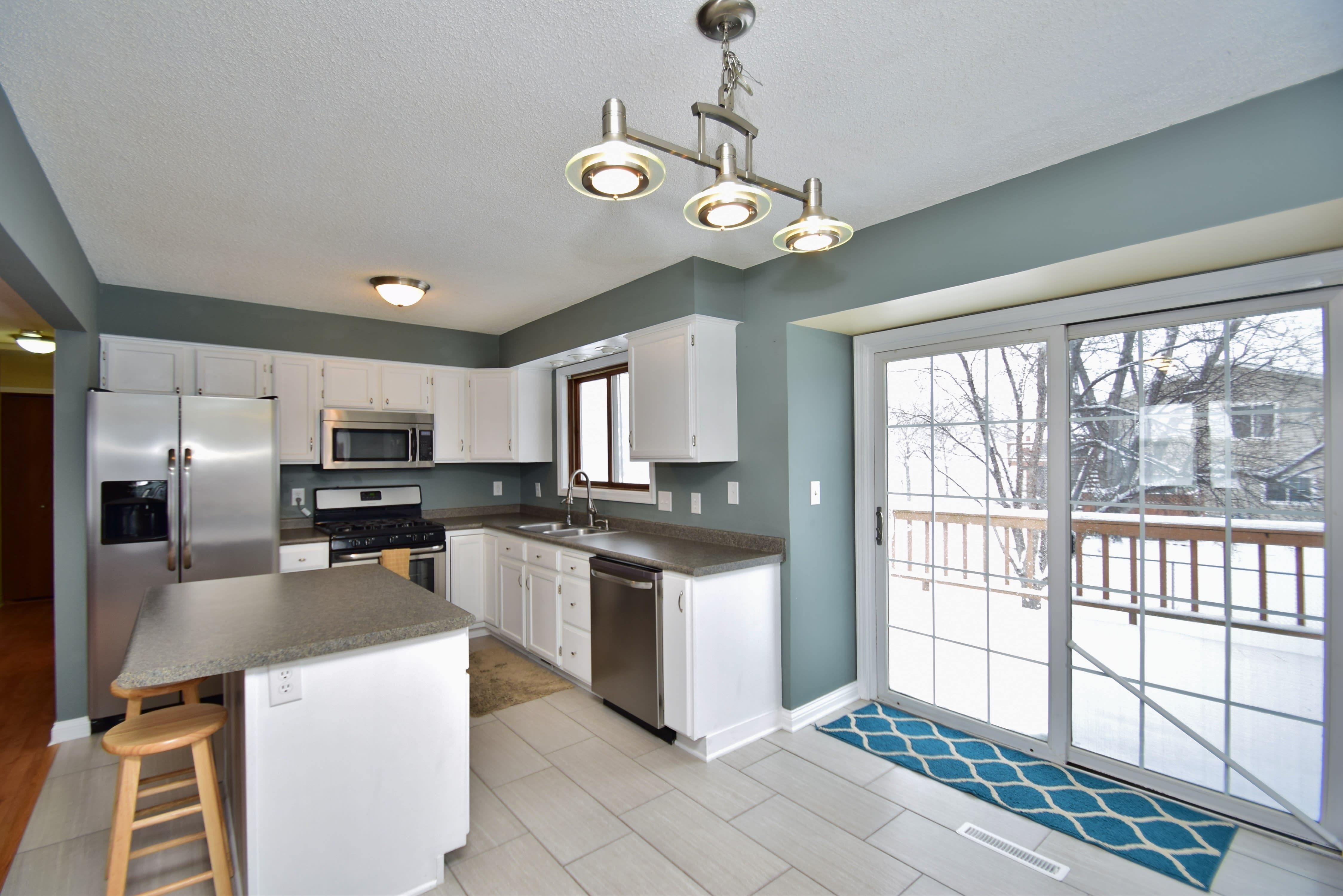 inception-app-prod/NDRkOWQ0NmUtZTM1Yi00MzU1LTllMjctYzEzNzg4NDFiZGVi/content/2017/01/Wonderful updates in this Blaine home for sale-3.JPG