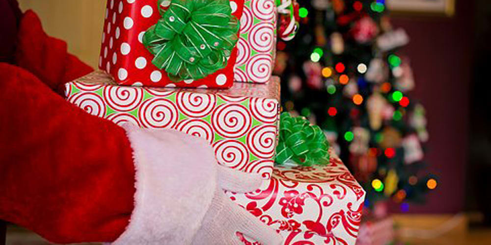 Last Minute Gift Ideas for the New Homeowner inception-app-prod/NDU0YTIwYWQtOGU0Yi00N2VmLWEwNzgtYWVhNGU0YzAxYjc1/content/2017/12/Christmas Gifts 2 1000x500.jpg