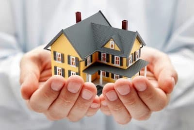 inception-app-prod/NDViOTJmZmMtNzhjYy00MTcxLTg1NmItNjY1YzhhZWEzYjAx/content/2018/10/House in hands-3.jpg