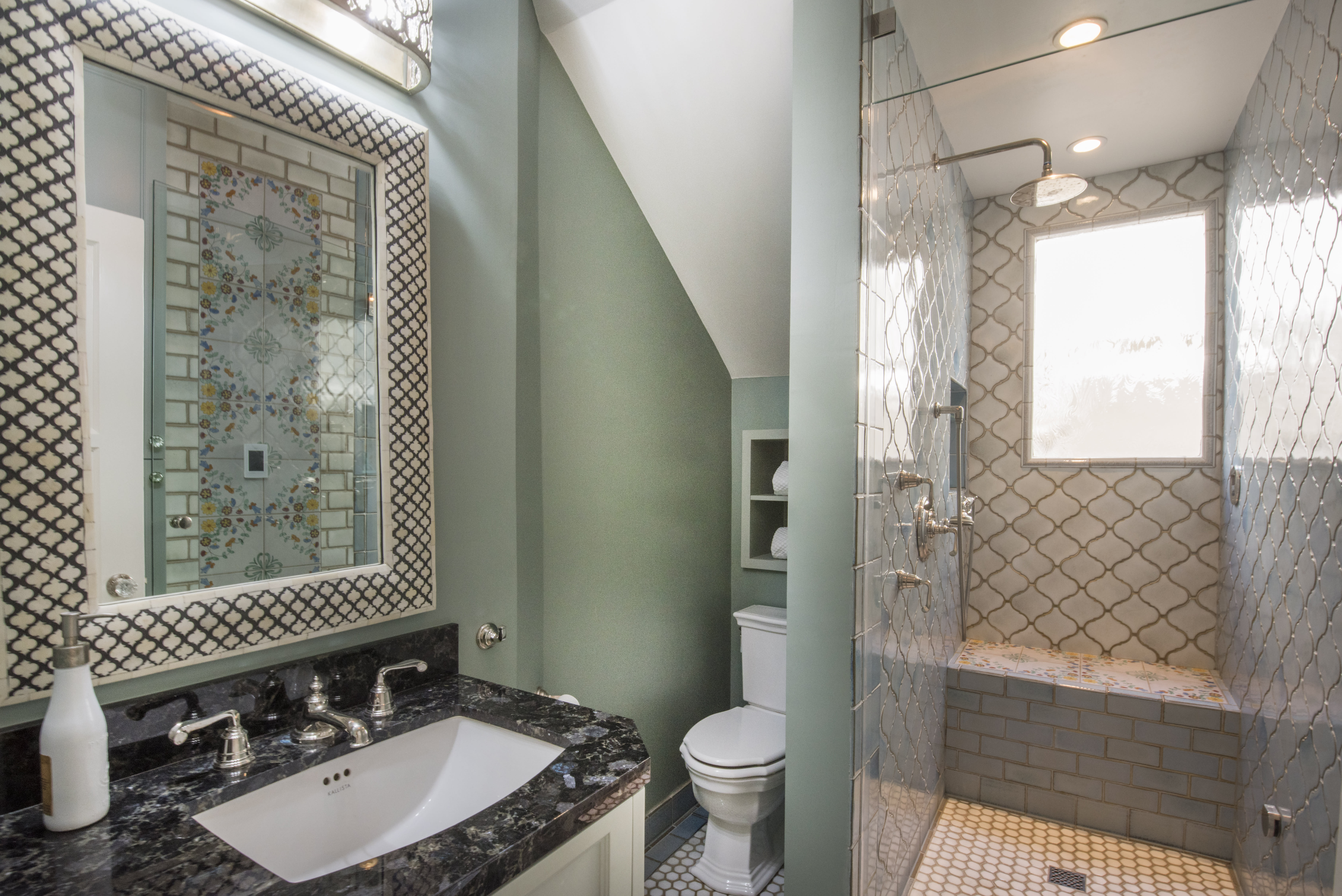 inception-app-prod/NDViOTJmZmMtNzhjYy00MTcxLTg1NmItNjY1YzhhZWEzYjAx/content/2019/03/24Downstairs bathroom.jpg