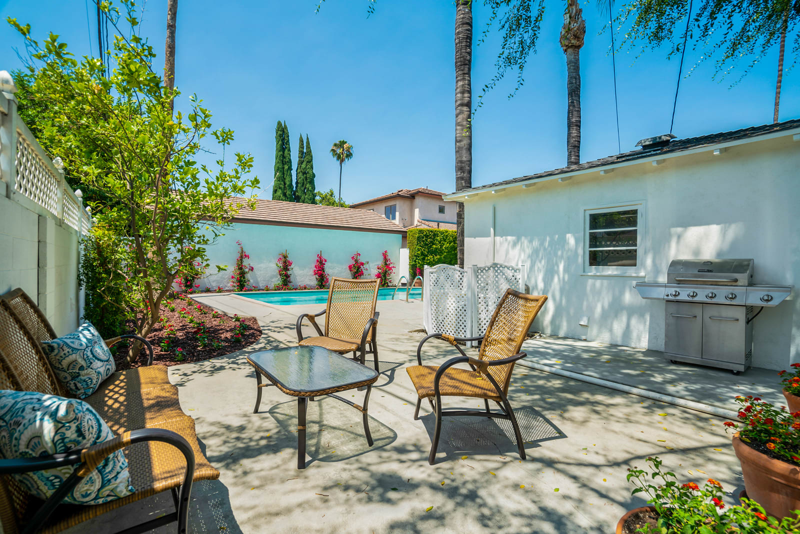 19 Ideas to Upgrade Your Outdoor Space inception-app-prod/NDViOTJmZmMtNzhjYy00MTcxLTg1NmItNjY1YzhhZWEzYjAx/content/2021/12/4128084b57c754a98720d36ee85ddbf5f37d5ee4.jpg