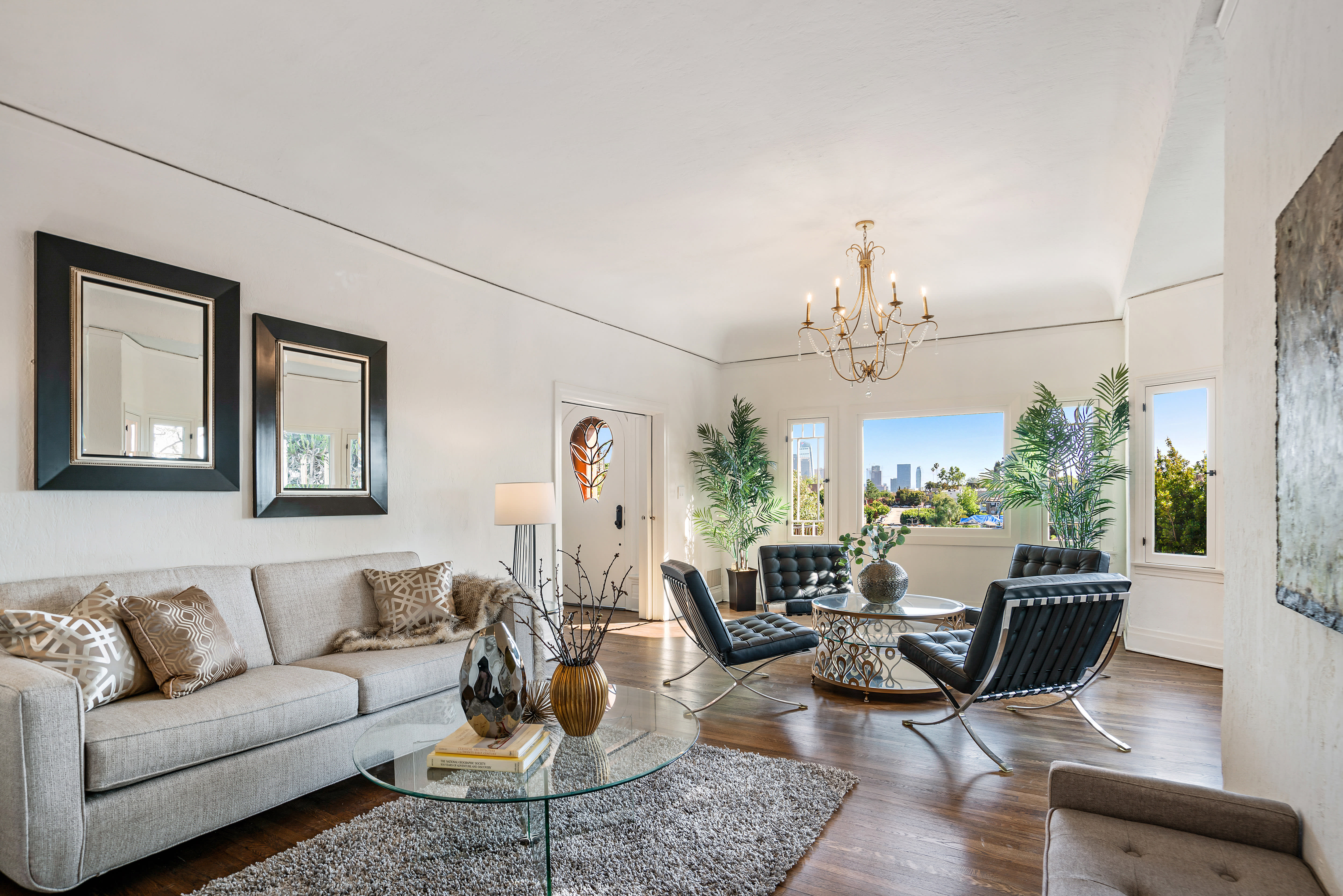 15 Decorative Elements That Will Increase Your Home's Value inception-app-prod/NDViOTJmZmMtNzhjYy00MTcxLTg1NmItNjY1YzhhZWEzYjAx/content/2022/04/66055ce8e6518c5b57a86c075a9f70b88909cba4.jpg