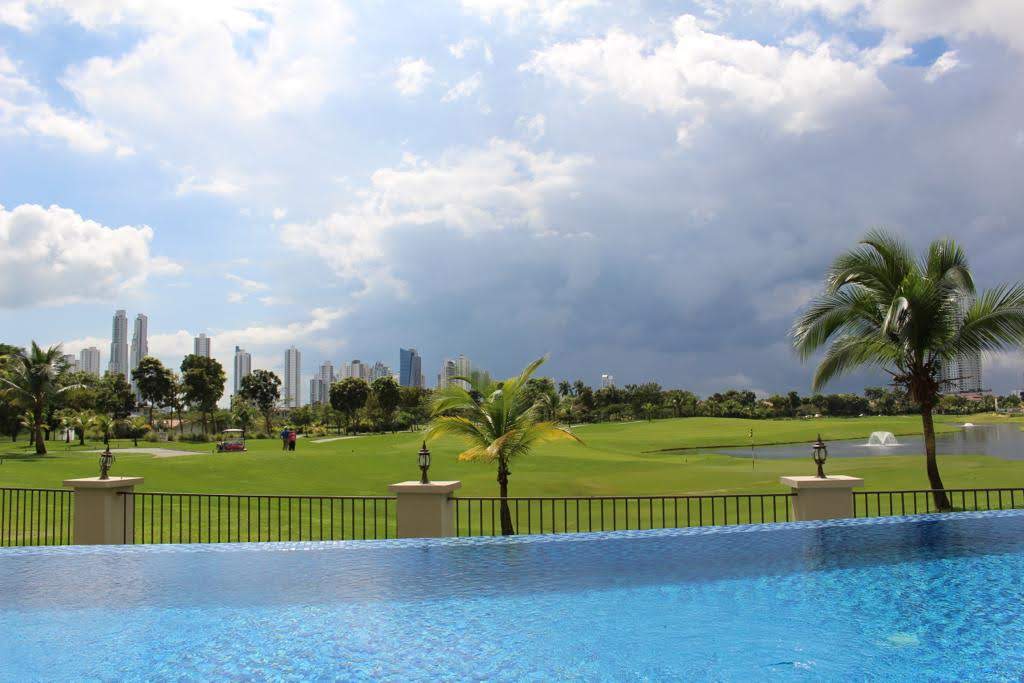 inception-app-prod/NDlmMGY2OWYtY2YxYy00NjQzLThiZDMtZjk2MWI3NDIzYjA3/content/2019/04/Panama - City Golf and Country Club -  LV - Golf Course View from the Pool-2.jpg