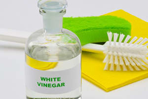 28 Uses for White Vinegar Around Your Home inception-app-prod/NGEzMDI2ZmMtYmFlMi00ZjFlLWJiNjktZWMzNTIyMmViNTgy/content/2017/03/WhiteVinegar_Blog.jpg