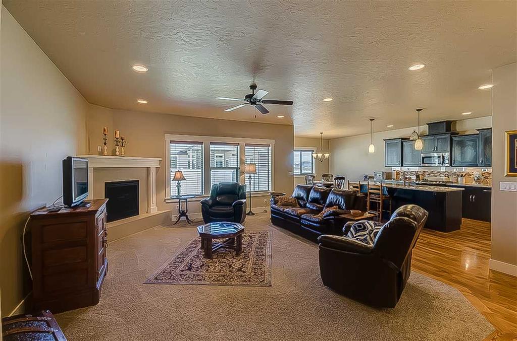 inception-app-prod/NGFjNjY2YzgtOTU1Yy00NmZhLWE5OTgtYmI4NTY5NDA0Y2Vl/content/2016/04/Great Room 3098 W Cherry Laurel Archibeque Group Amherst Madison Partners 2016.JPG