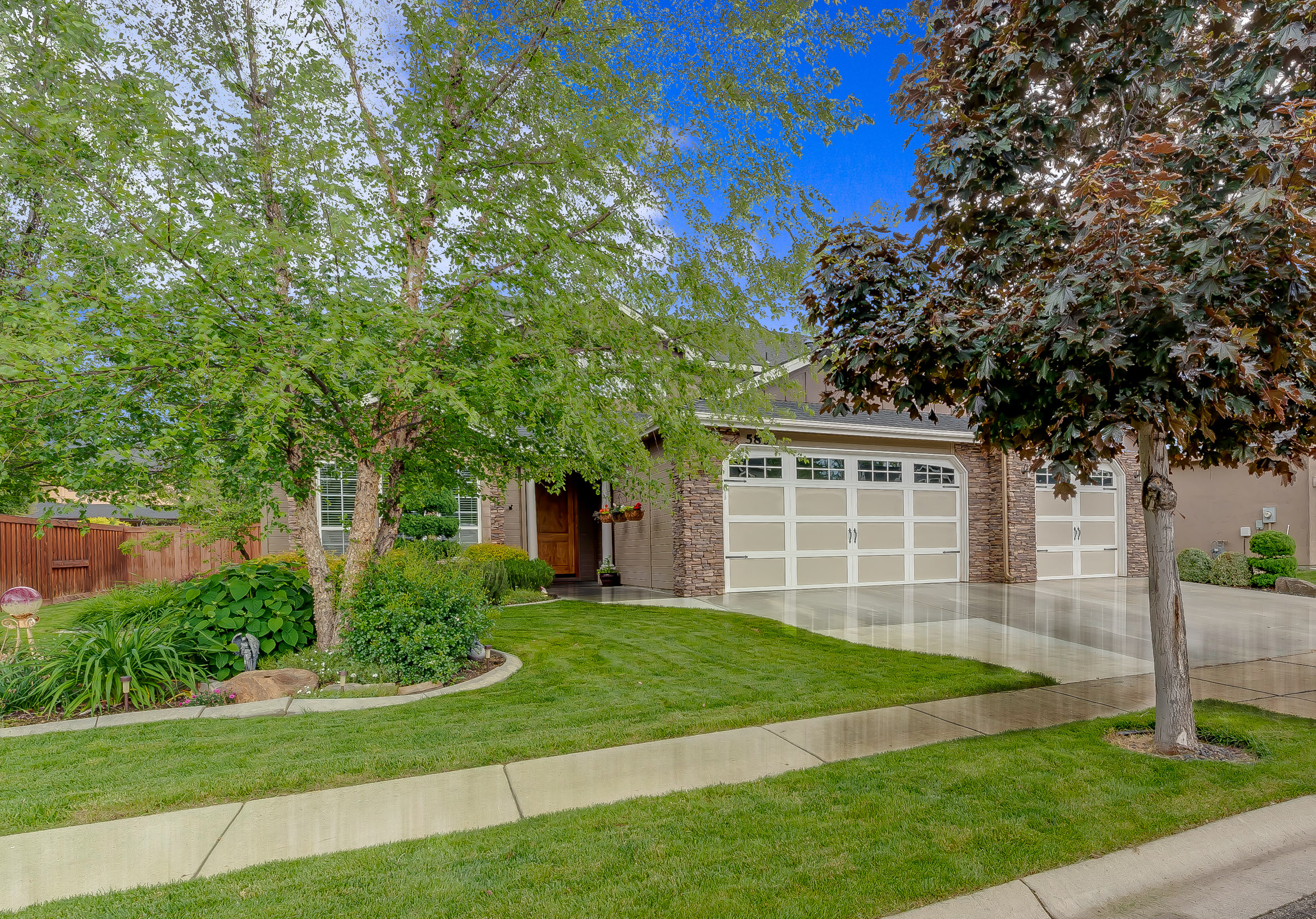 inception-app-prod/NGFjNjY2YzgtOTU1Yy00NmZhLWE5OTgtYmI4NTY5NDA0Y2Vl/content/2019/05/Archibeque Group 5862 N Teekem Falls Way Meridian ID 83646-2.jpg