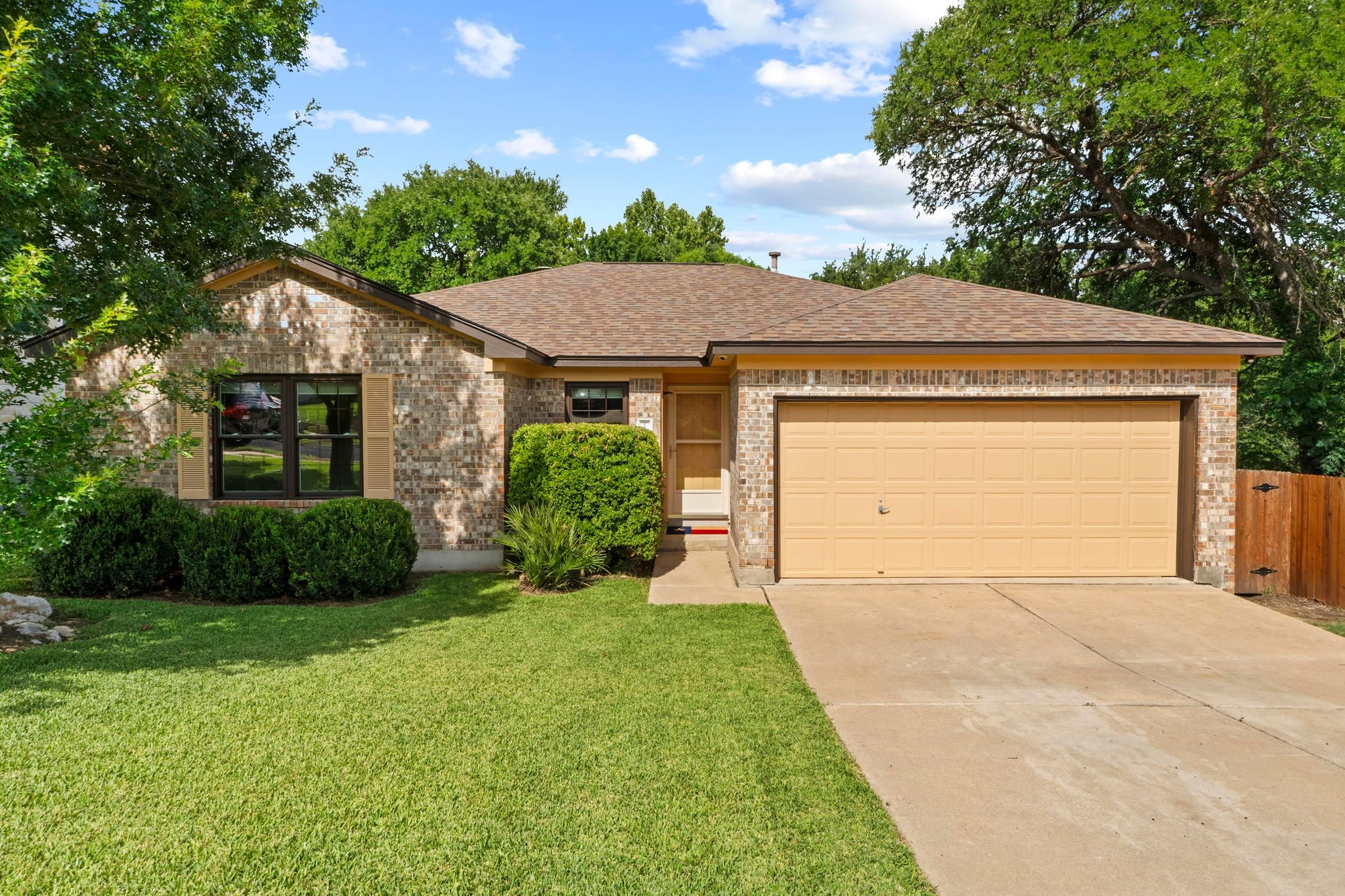 How Do I Respond to Lowball Offers on My Leander House? inception-app-prod/NGI3NzkzNjMtZjQ3ZC00MjE5LWFlNzgtYWMxMDY1ZDc0MTBi/content/2025/07/de91ea383d2de6a8f72f4d8f3d2572d83d579ad7.jpeg